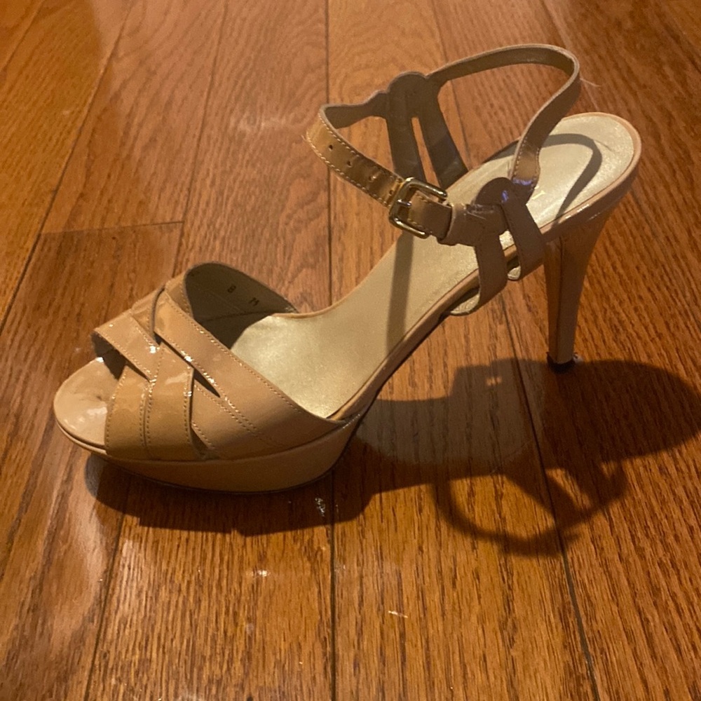 Stuart Weitzman nude size 8 heels